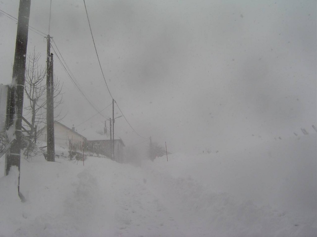 Rue du village sous une forte chute de neige