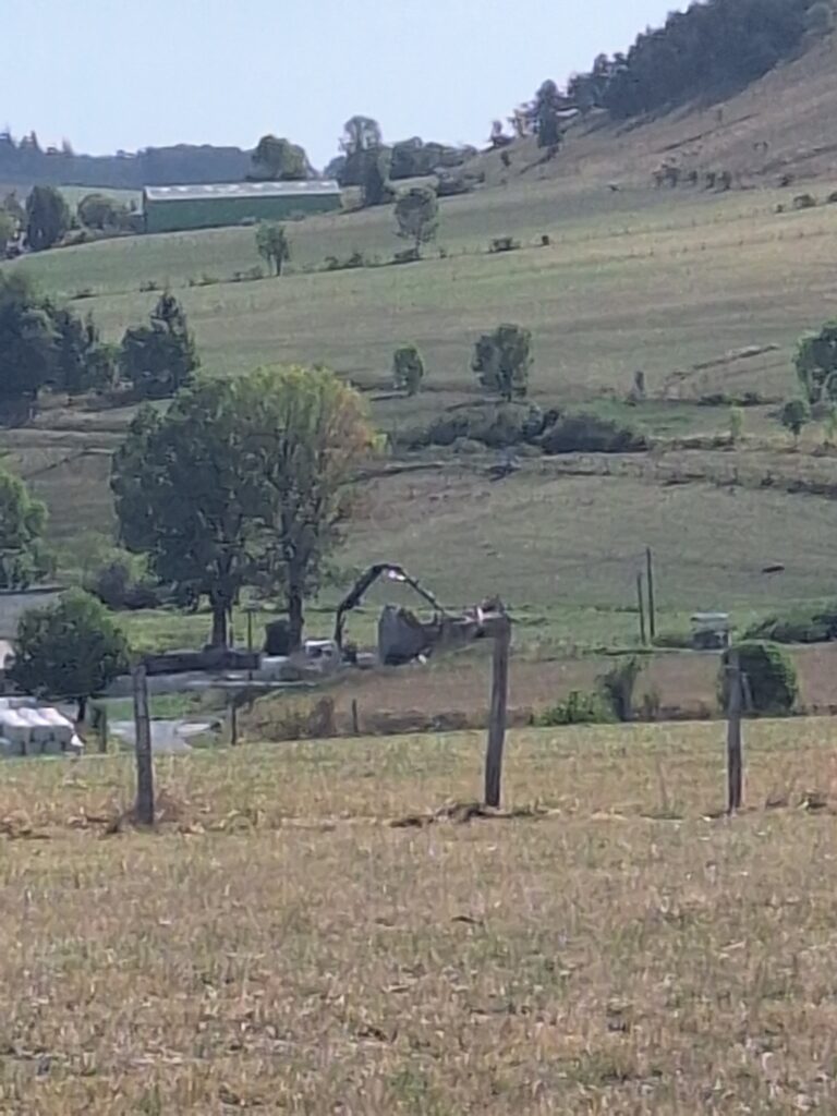 Le moulin dans son paysage de prairies, le 7 septembre 2026.