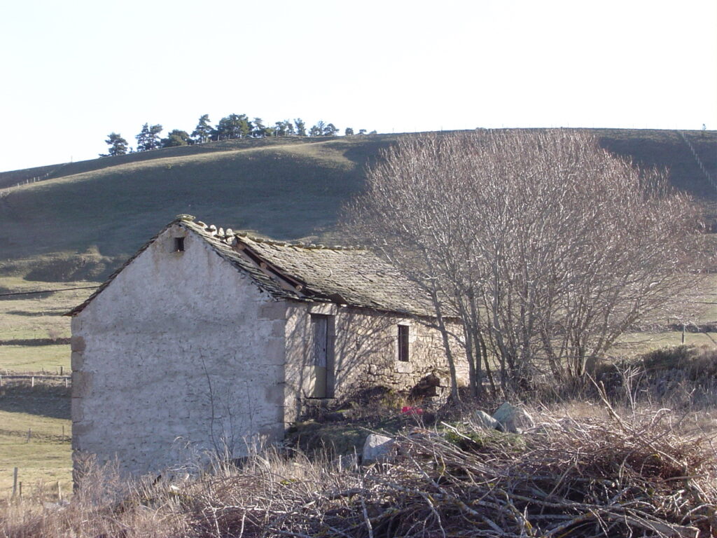 Vue ancienne du moulin de la Viale et de sa toiture.