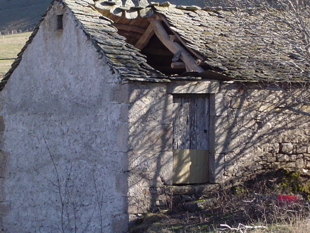 Détail de la toiture et de la charpente du moulin.