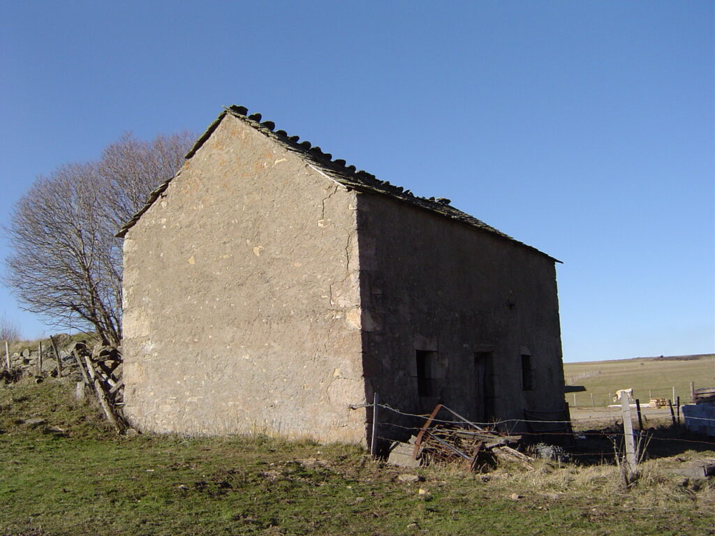 Le pignon et la façade du moulin.