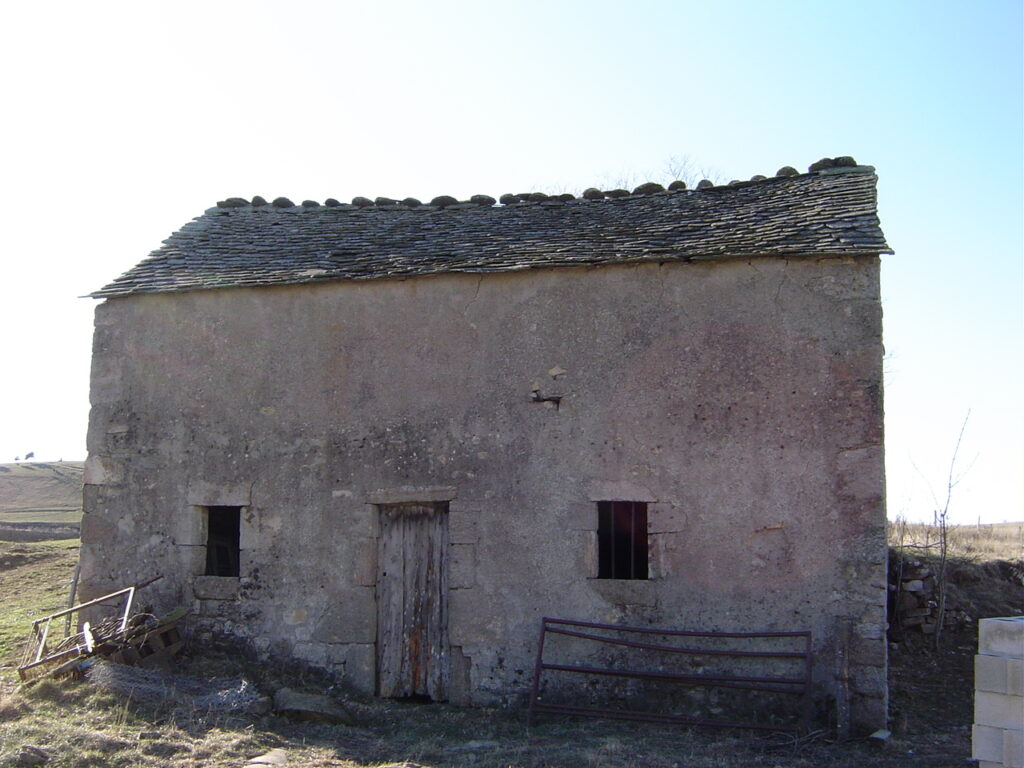 La façade et les ouvertures du moulin.