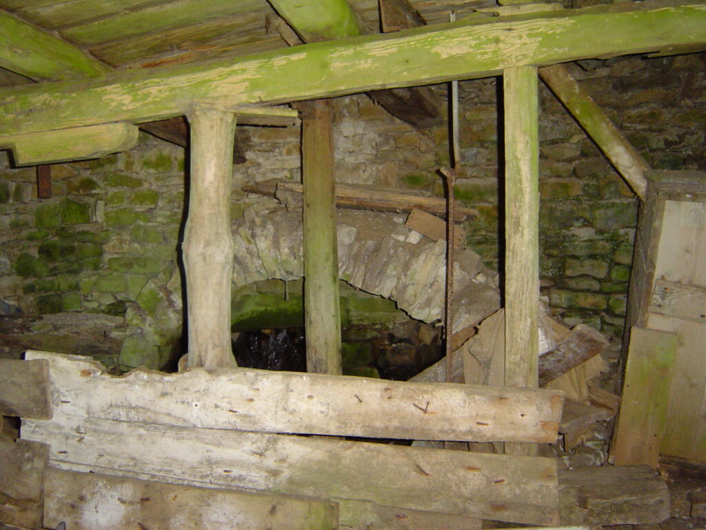 La structure en bois à l’intérieur du moulin.
