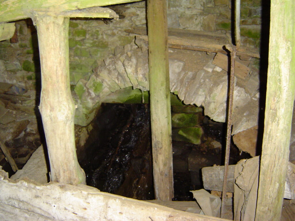 Les supports en bois et le mécanisme intérieur.